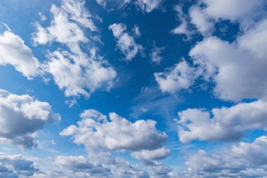 Şaşırtıcı doğa gökyüzü gün ortasında zaman üzerinde.