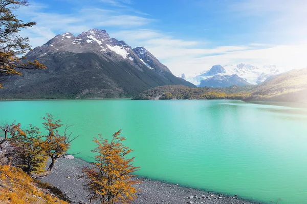 Ranní podzimní Hora a jezerní pohled na národní park Torres del Paine. — Stock fotografie