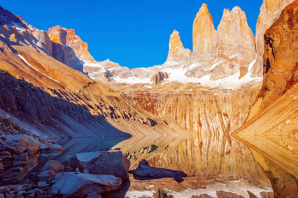 Poranny widok na góry Torres. Park Narodowy Torres del Paine. Chile. — Zdjęcie stockowe