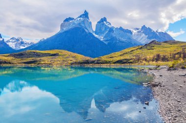 Güney Şili'deki Torres del Paine Milli Parkı. Soğuk rüzgarlı sonbahar gününde Los Kuernos Kayalıkları.