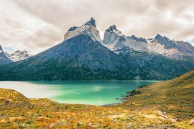 Güney Şili'deki Torres del Paine Milli Parkı. Soğuk rüzgarlı sonbahar gününde Los Cuernos Kayalıkları.