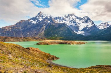 Paine Grande Dağı'nın günü. Torres del Paine Milli Parkı. Şili.