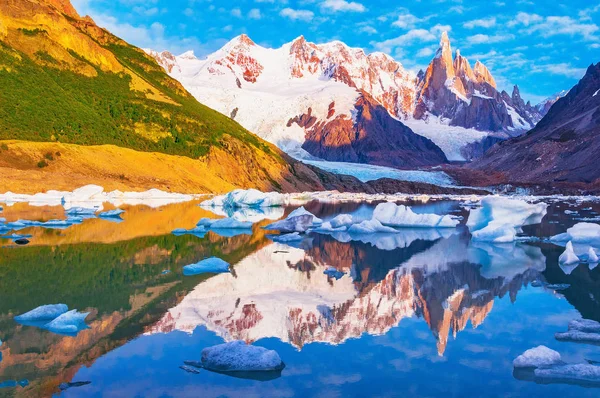 Increíble vista al amanecer de la montaña Cerro Torre junto al lago. Parque Nacional Los Glaciares. Argentina — Foto de Stock