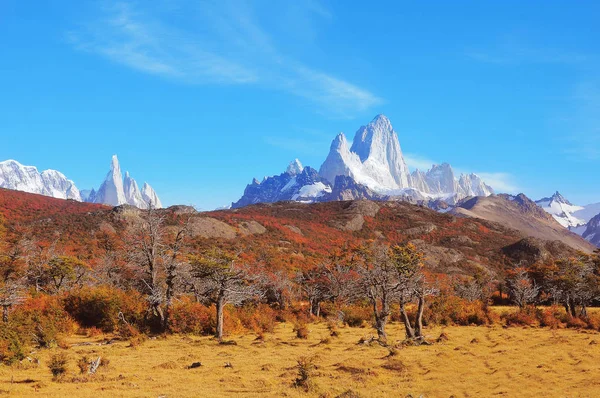 Cerro Torre a Fitz Roy hory v době podzimní. — Stock fotografie