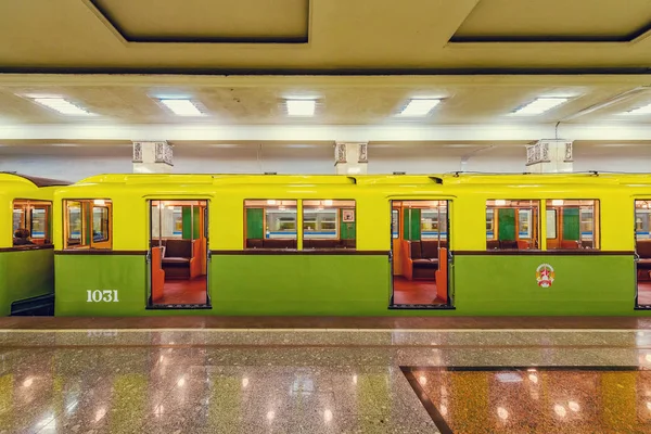 O trem de metrô retro da série A fica ao lado da plataforma. Os trens da série A foram feitos a partir de 1934 yy . — Fotografia de Stock