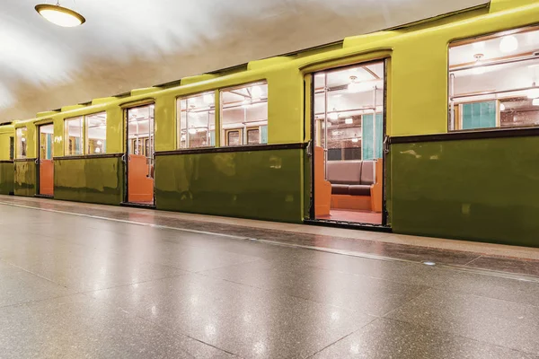O trem de metrô retro da série A fica ao lado da plataforma. Os trens da série A foram feitos a partir de 1934 yy . — Fotografia de Stock