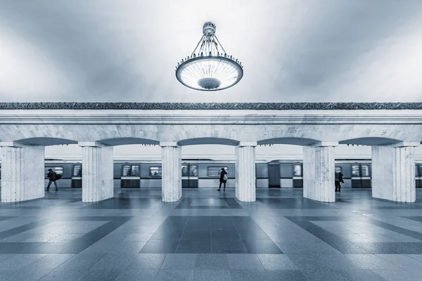 지하철 역의 내부는 저녁 시간이다.. — 스톡 사진