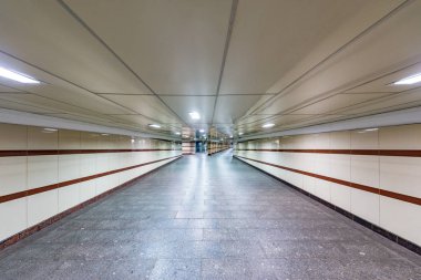 Büyük otoyolun altındaki boş uzun koridor..