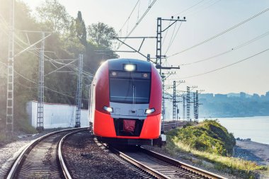 Modern yüksek hızlı tren Karadeniz kıyısında ilerliyor..