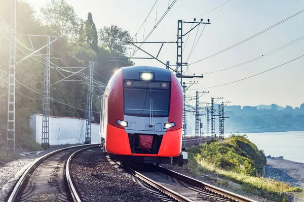 Moderno tren de alta velocidad se mueve a lo largo de la costa del Mar Negro . — Foto de Stock