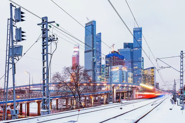 Der moderne Hochgeschwindigkeitszug kommt zur Winterabendzeit in den Bahnhof. Moskau. Russland. — Stockfoto