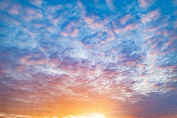 Bunte Wolken nach Regen bei Sonnenuntergang. — Stockfoto