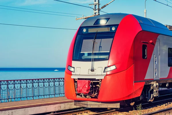 客运列车沿着黑海海岸的月台站着. 索契. — 图库照片