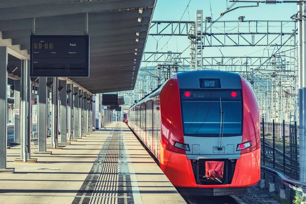 Tren de pasajeros se encuentra a lo largo de la plataforma . — Foto de Stock