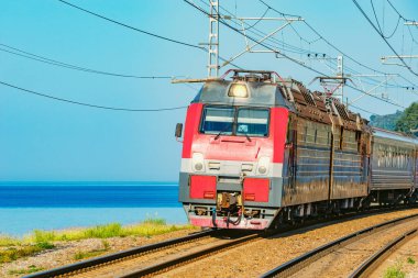 Yolcu treni Karadeniz kıyısından geçiyor. Soçi. Rusya.