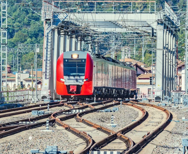 Aproximación del tren de pasajeros a la estación de tren Roza Khutor . — Foto de Stock