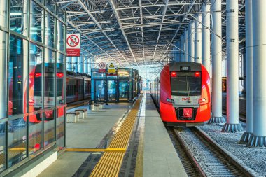 Soçi 'ye giden yolcu trenleri kalkıştan önce platformun yanında dururlar..