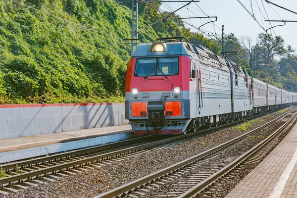 Tren de pasajeros de Adler se mueve por la costa del Mar Negro . — Foto de Stock