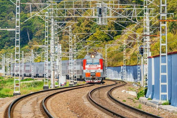 Trens de passageiros se deslocam pela costa do mar Negro . — Fotografia de Stock