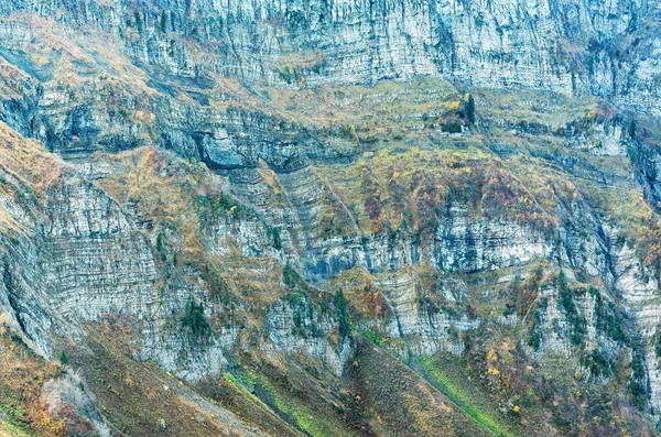 Vista das falésias da montanha no outono à noite . — Fotografia de Stock