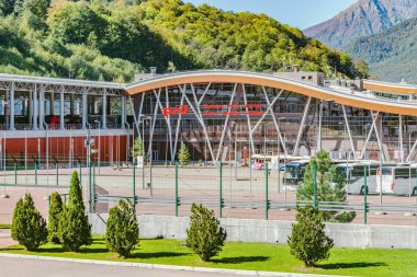 Roza Khutor İstasyonu, Rusya., 10 Ekim 2019: Güneşli bir günde istasyon meydanının manzarası.