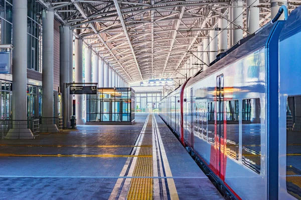 2019年10月10日：来自索契的客运列车抵达后站在月台旁. — 图库照片