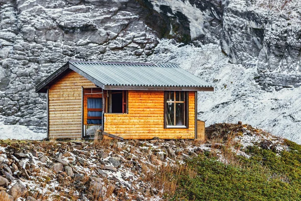 Small wooden house for the climbers on mountain background. — ストック写真