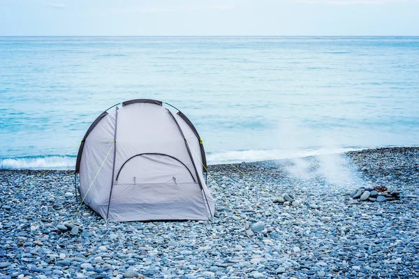 Főzés a barbecue és a turisztikai sátor a strandon. — Stock Fotó