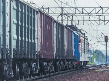 Yük treni istasyona varır..