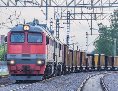 Yük treni tren istasyonundan ayrılıyor..