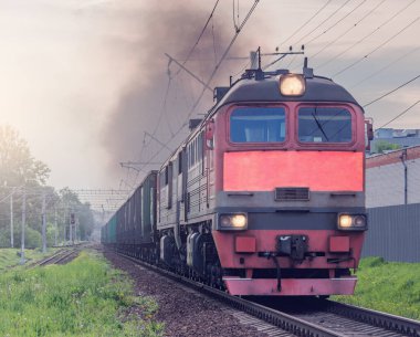 Yük treni yaz akşamı hareket eder..