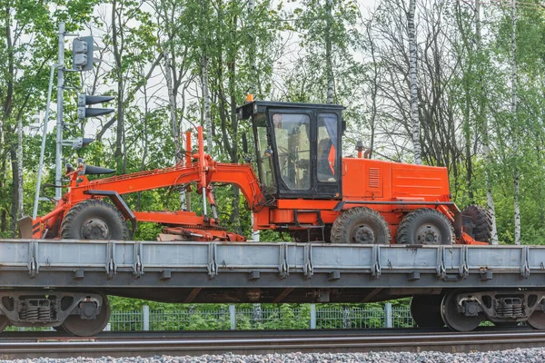 Równiarka Stoi Transporterze Kolejowym Przy Lesie — Zdjęcie stockowe