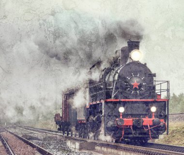 Şiddetli yağmurun altında geriye doğru buharlı yük treni.