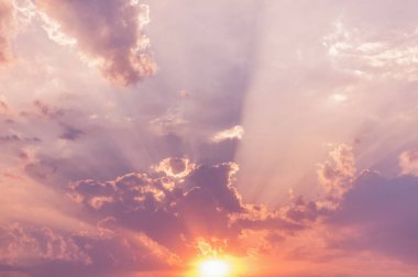 Gün batımında gökyüzünde inanılmaz bulut manzarası.