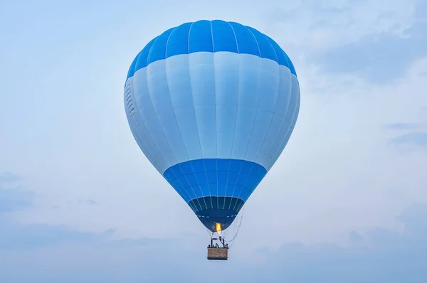 夜の土地の上に青い熱気球 — ストック写真