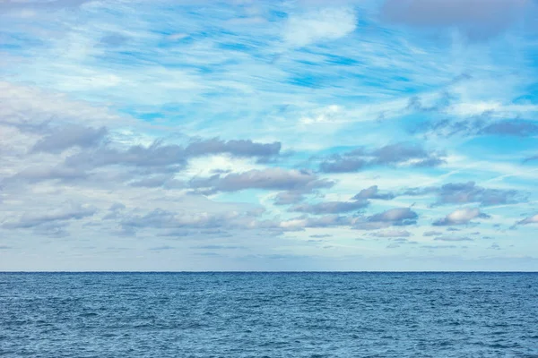 Cielo de día sobre la tranquila superficie del mar. — Foto de Stock