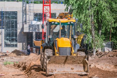 Yeni okulun şantiyesinden yol makinesi..