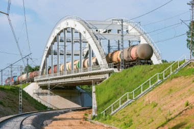 Yük treni yeni köprüden geçiyor..