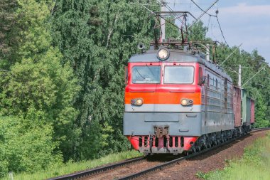 Yük treni hareket ediyor.