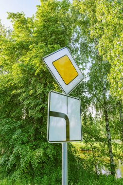 Metal sütunda iki yol işareti.