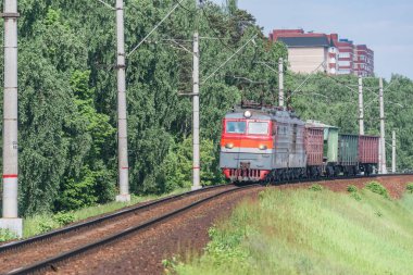 Yük treni bahar ormanından geçiyor..