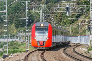 Yolcu treni dağın yanından geçiyor..