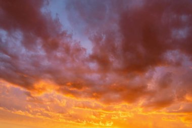 Gün batımında gökyüzünde inanılmaz bulut manzarası.