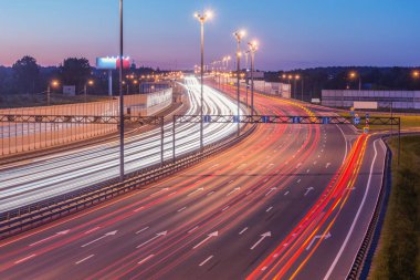 Günbatımında modern otoyol manzarası.