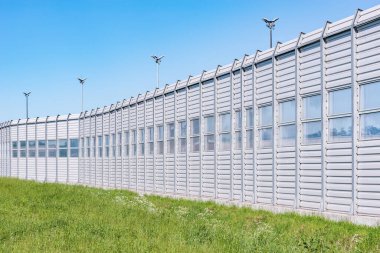 Yeni otoyol boyunca gürültü koruma çiti.