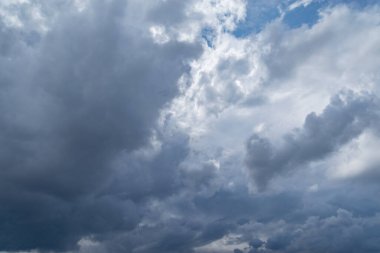 Gün batımında yağmurdan önce kara fırtına bulutları.