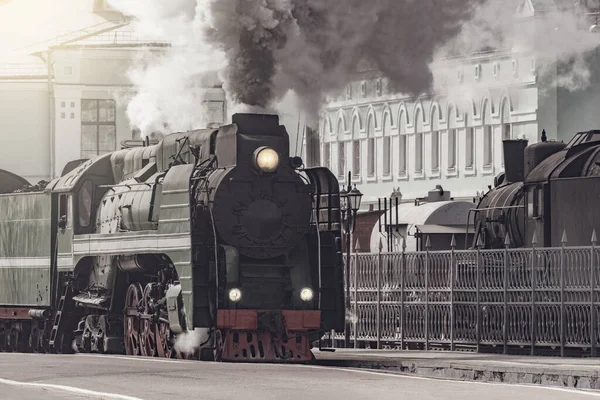蒸気機関車は鉄道駅から出発する モスクワだ ロシア — ストック写真