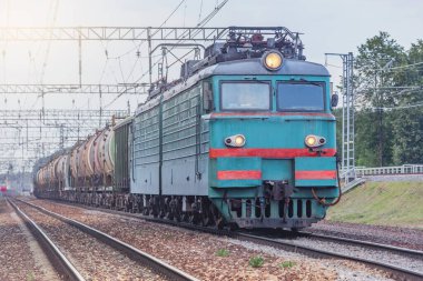 Yük treni istasyona yaklaşıyor..