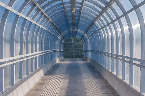 Corridoio Metallo Vetro Sopra Autostrada — Foto Stock