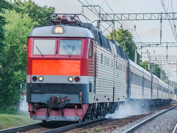 旅客列車の駅へのアプローチ — ストック写真